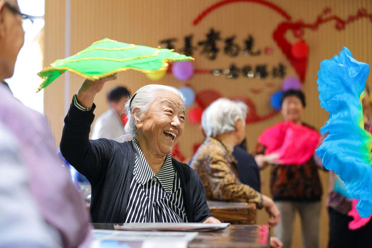 2024年10月10日男女性爱图片，老东说念主们在山东省青岛市李沧区一家助老劳动中心扭秧歌。张鹰 摄