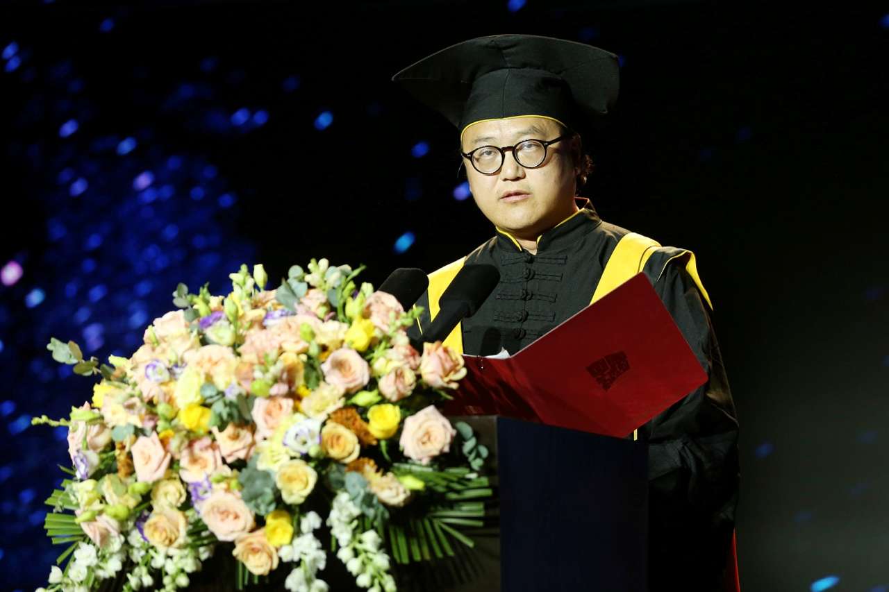 中国美术学院院长高世名2022届毕业致辞：积极进取，努力生活，使之向上向前