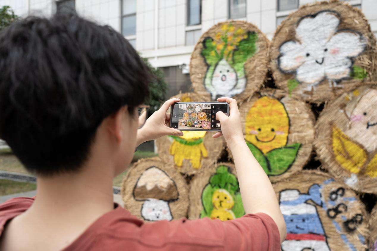 学生纷繁安身不雅赏（学通社记者 郎一阳 摄）