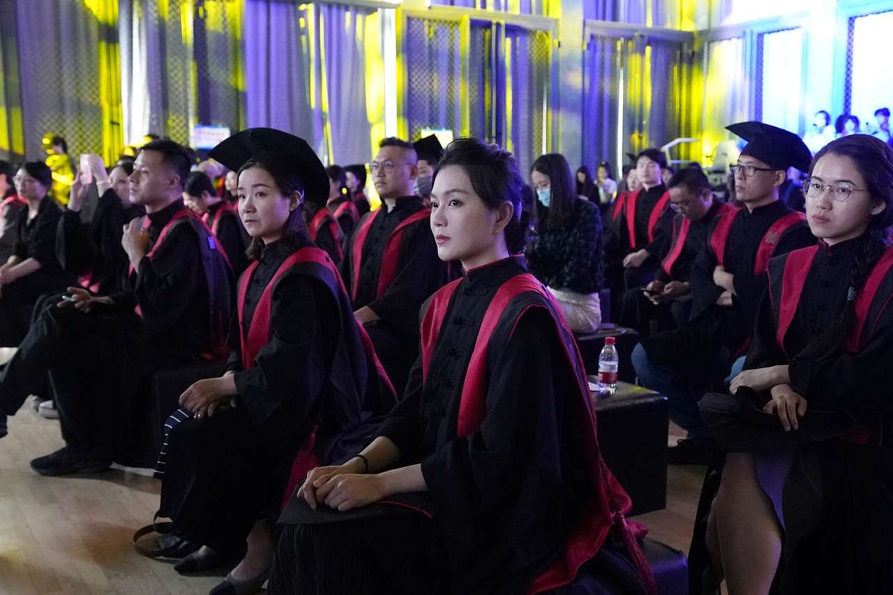 中国美术学院院长高世名2022届毕业致辞：积极进取，努力生活，使之向上向前