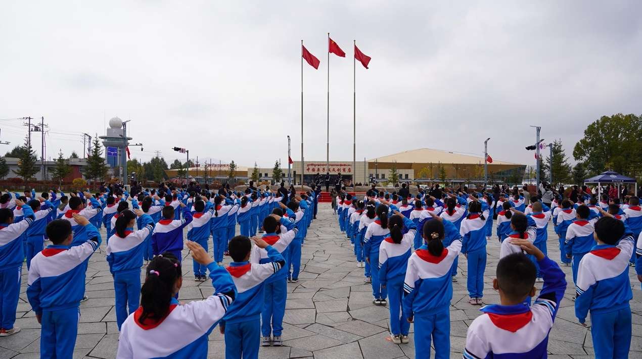 一群穿戴蓝色衣服的东说念主 中度确实度态状已自动生成